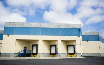 Exterior photo of Lineage's Oxnard facility