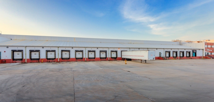 Exterior photo of Lineage's Jackson facility yard and dock