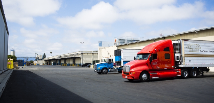 Exterior photo of Lineage's Oxnard facility with trucks