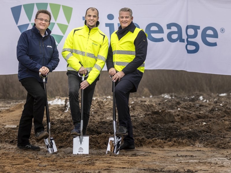 Lineage team members at the ground breaking of the new Vejle facility